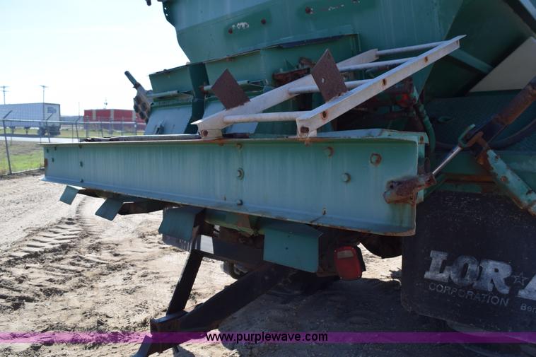 image for item J8495 1992 International 4900 Loral Magnum applicator truck