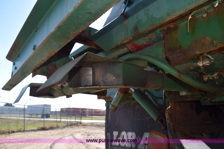 image for item J8495 1992 International 4900 Loral Magnum applicator truck