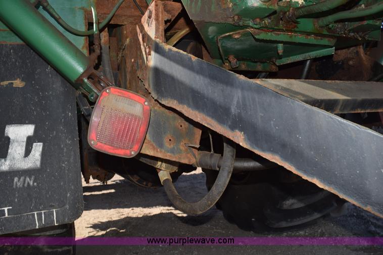 image for item J8495 1992 International 4900 Loral Magnum applicator truck