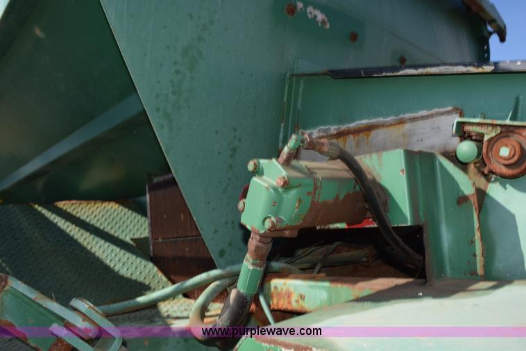 image for item J8495 1992 International 4900 Loral Magnum applicator truck