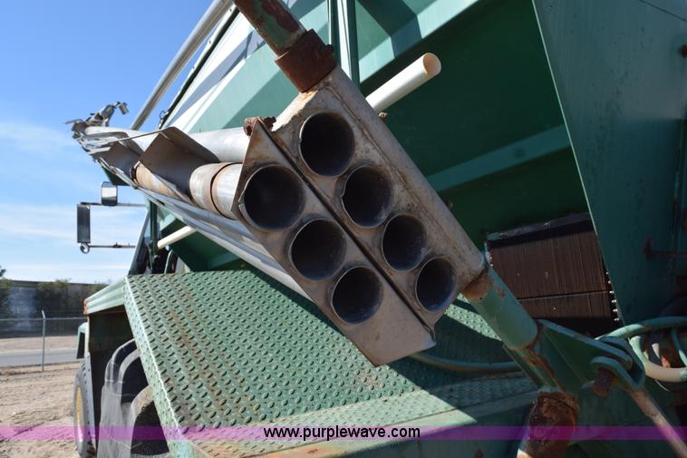 image for item J8495 1992 International 4900 Loral Magnum applicator truck