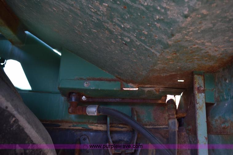 image for item J8495 1992 International 4900 Loral Magnum applicator truck