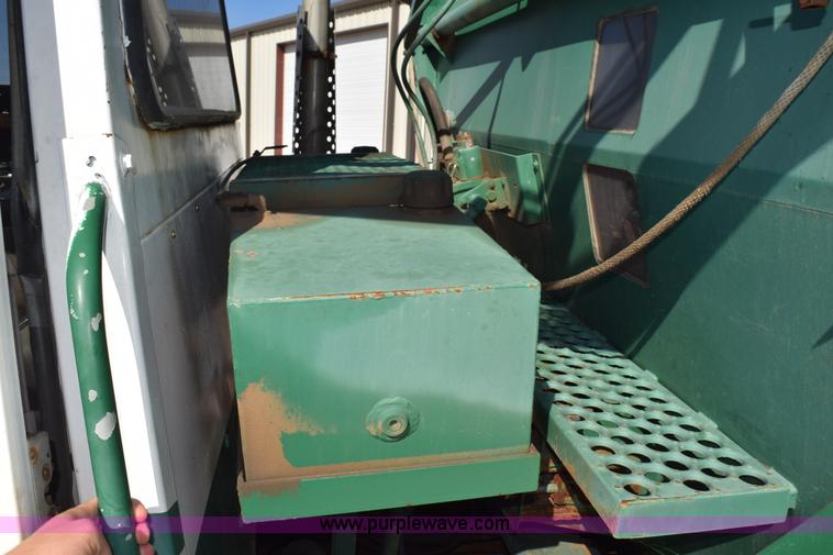 image for item J8495 1992 International 4900 Loral Magnum applicator truck