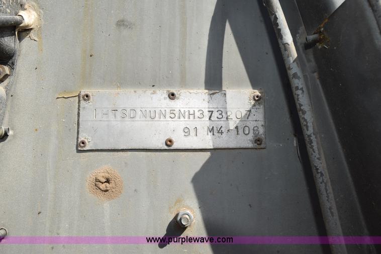 image for item J8495 1992 International 4900 Loral Magnum applicator truck