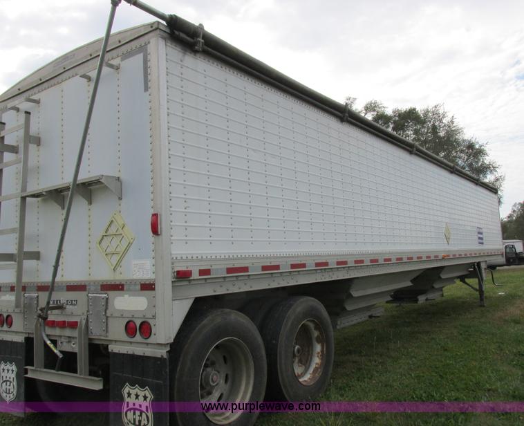 image for item K2222 1995 Wilson DWH400 double hopper bottom grain trailer