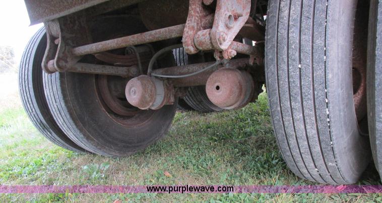 image for item K2222 1995 Wilson DWH400 double hopper bottom grain trailer