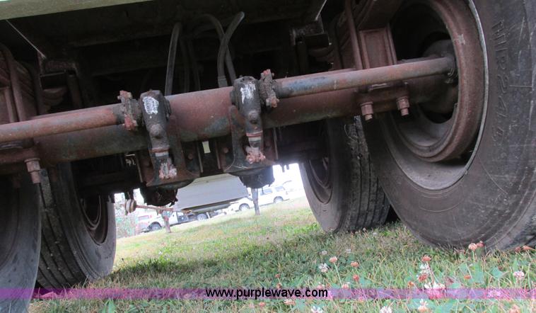 image for item K2222 1995 Wilson DWH400 double hopper bottom grain trailer