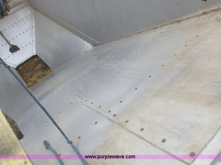 image for item K2222 1995 Wilson DWH400 double hopper bottom grain trailer