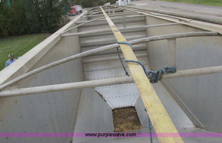 image for item K2222 1995 Wilson DWH400 double hopper bottom grain trailer