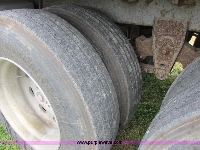 image for item K2222 1995 Wilson DWH400 double hopper bottom grain trailer