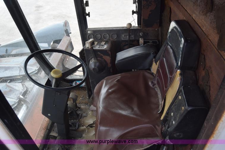 image for item K4849 1979 Gleaner N7 combine