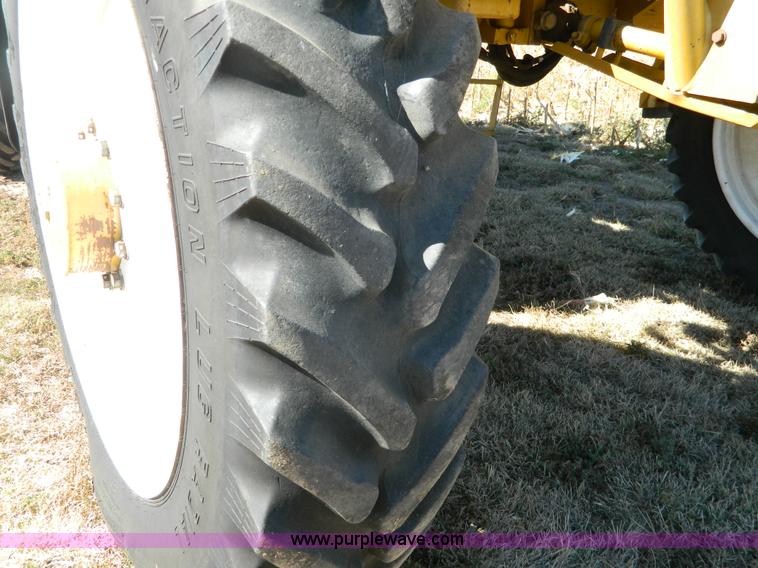 image for item K8202 2000 Ag-Chem RoGator 1254 self-propelled sprayer