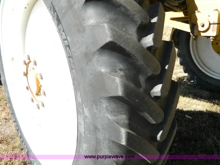 image for item K8202 2000 Ag-Chem RoGator 1254 self-propelled sprayer