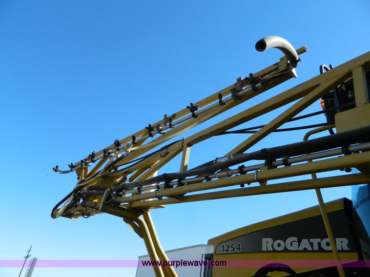 image for item K8202 2000 Ag-Chem RoGator 1254 self-propelled sprayer