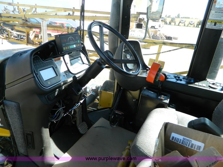 image for item K8202 2000 Ag-Chem RoGator 1254 self-propelled sprayer