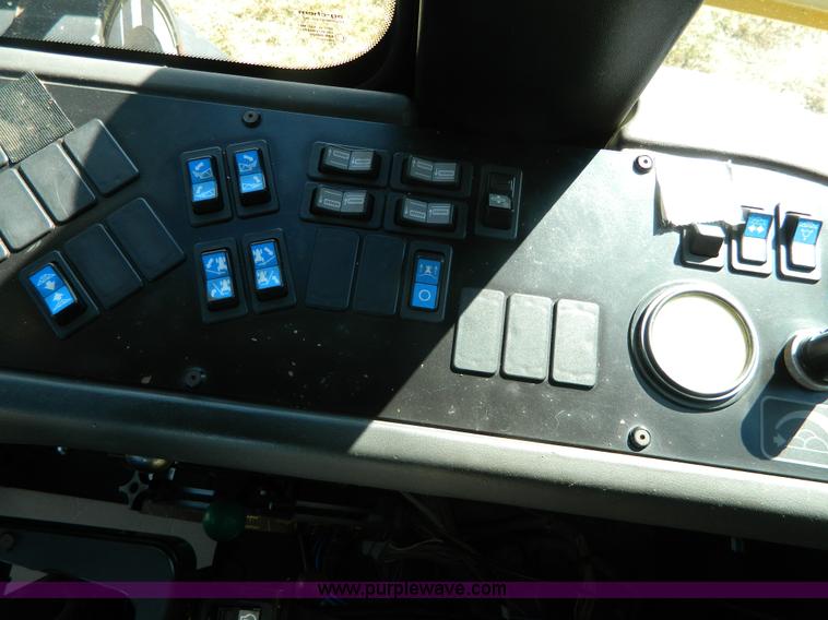 image for item K8202 2000 Ag-Chem RoGator 1254 self-propelled sprayer