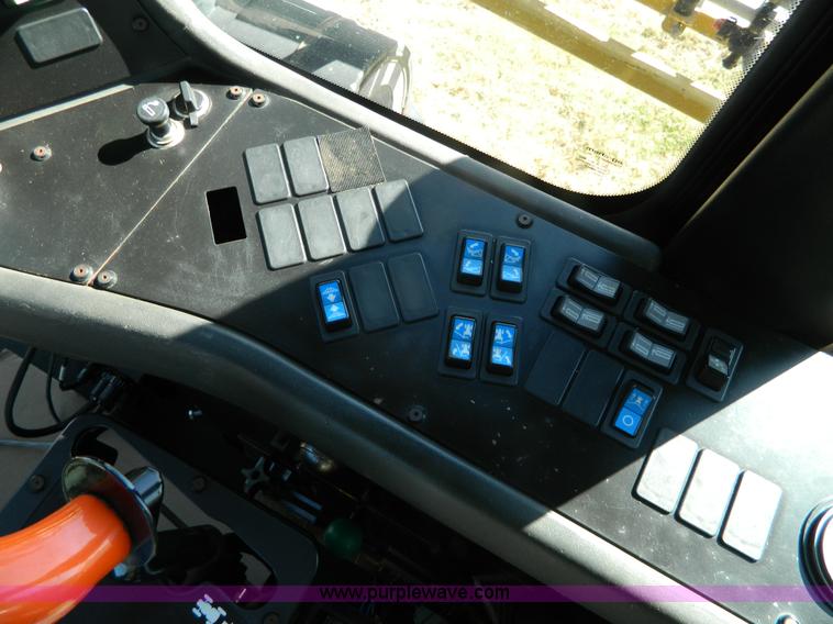 image for item K8202 2000 Ag-Chem RoGator 1254 self-propelled sprayer