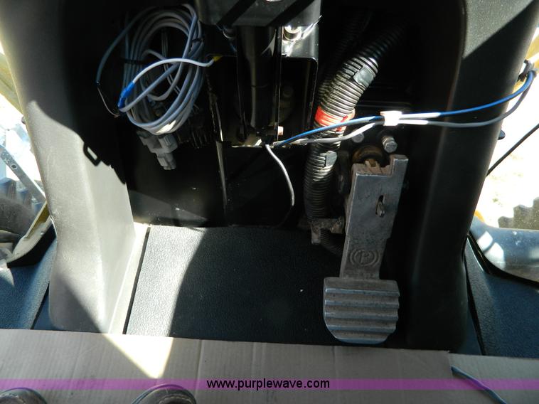 image for item K8202 2000 Ag-Chem RoGator 1254 self-propelled sprayer