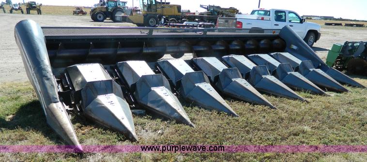 image for item K8203 1984 AGCO Gleaner R830 corn head