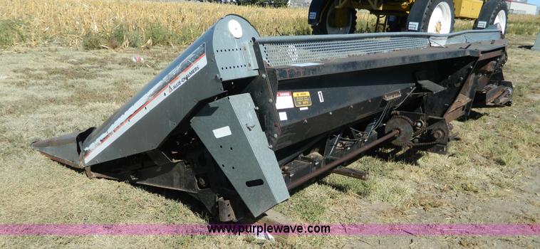 image for item K8203 1984 AGCO Gleaner R830 corn head