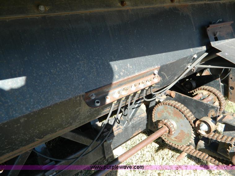 image for item K8203 1984 AGCO Gleaner R830 corn head