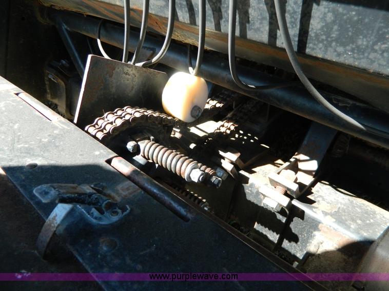 image for item K8203 1984 AGCO Gleaner R830 corn head