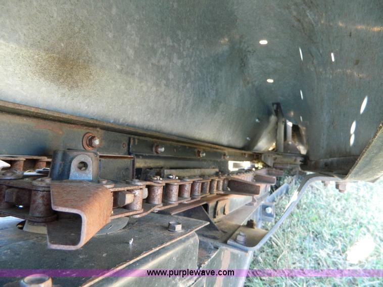 image for item K8203 1984 AGCO Gleaner R830 corn head