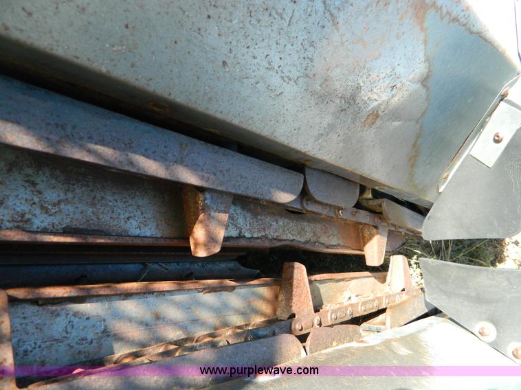 image for item K8203 1984 AGCO Gleaner R830 corn head