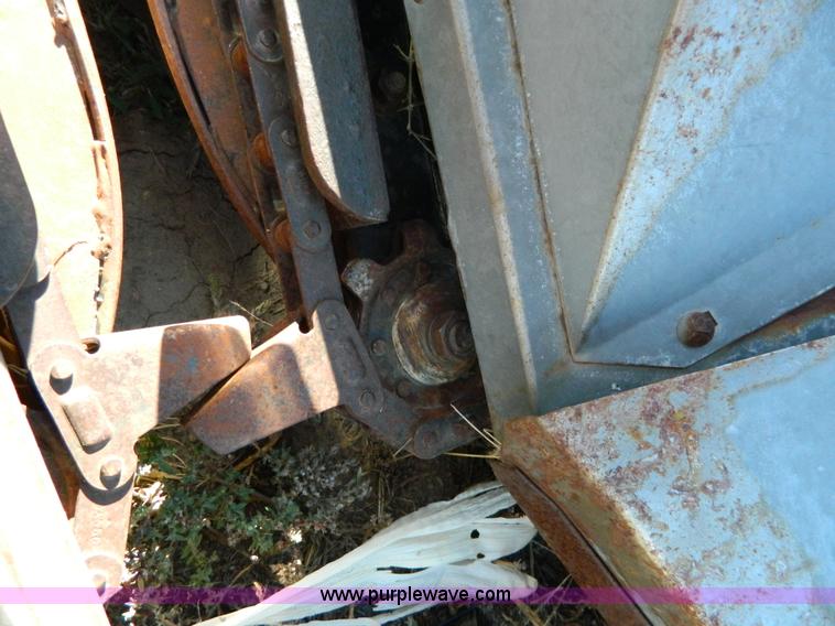 image for item K8203 1984 AGCO Gleaner R830 corn head