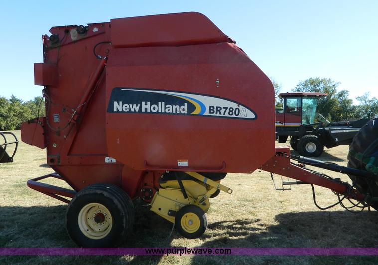 image for item K8206 2006 New Holland BR780A round baler