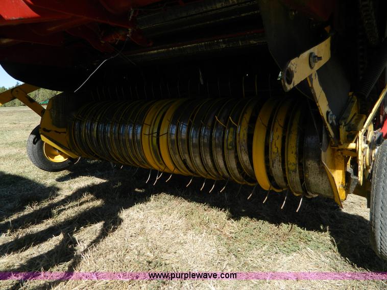 image for item K8206 2006 New Holland BR780A round baler