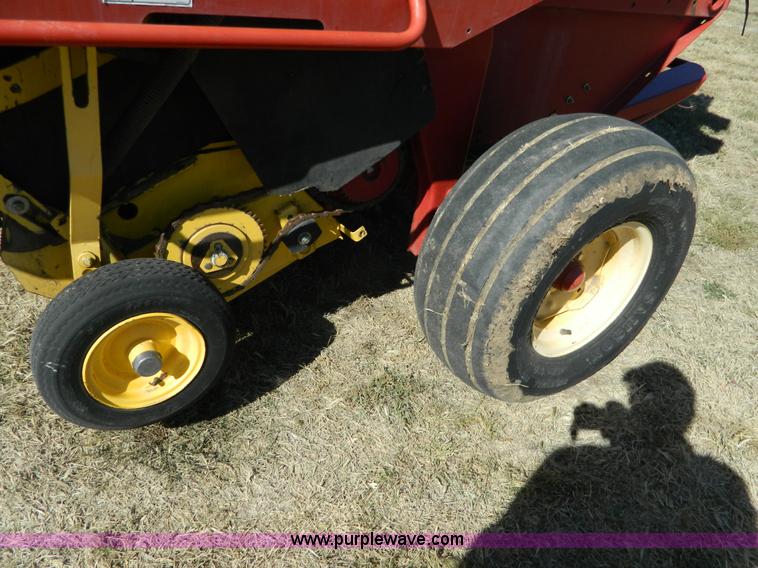 image for item K8206 2006 New Holland BR780A round baler