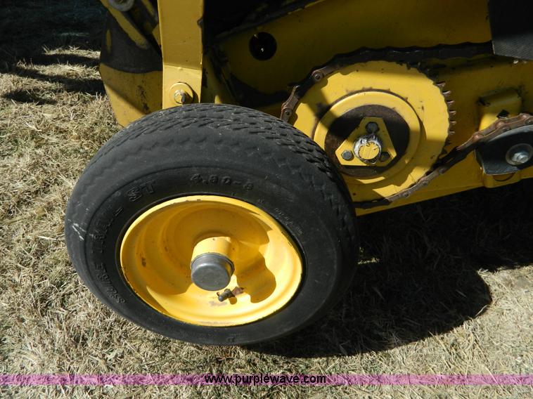 image for item K8206 2006 New Holland BR780A round baler