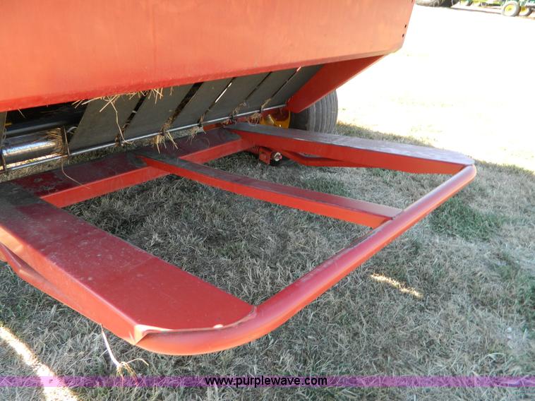 image for item K8206 2006 New Holland BR780A round baler