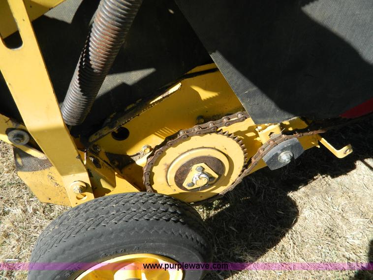 image for item K8206 2006 New Holland BR780A round baler