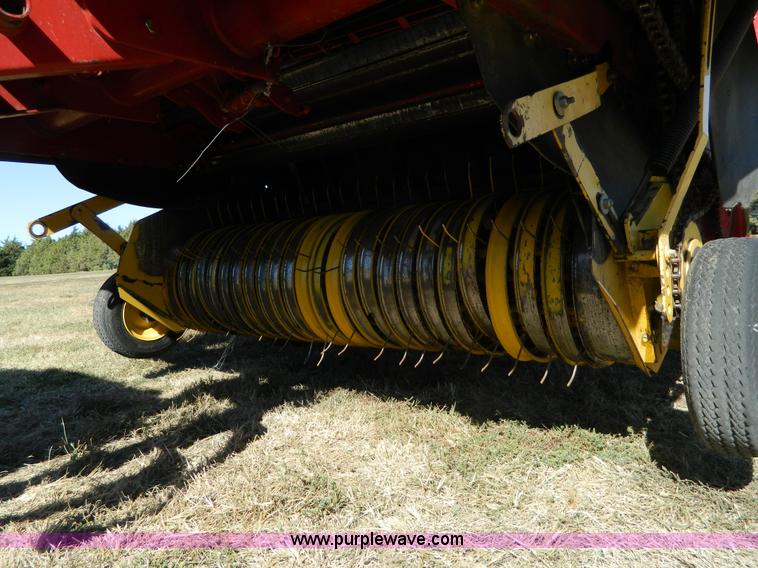 image for item K8206 2006 New Holland BR780A round baler