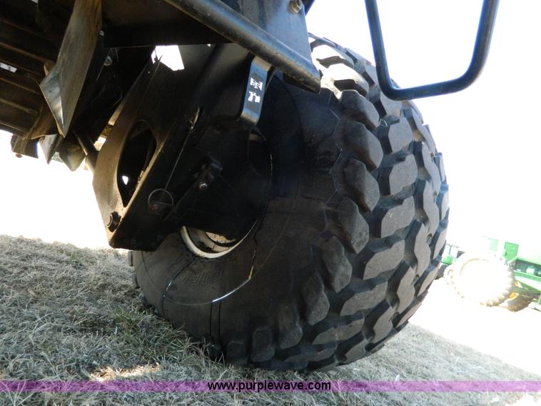 image for item K8206 2006 New Holland BR780A round baler