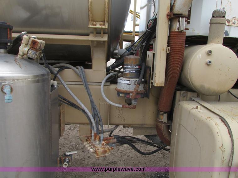 image for item R9459 1995 Tyler 3275 self-propelled sprayer