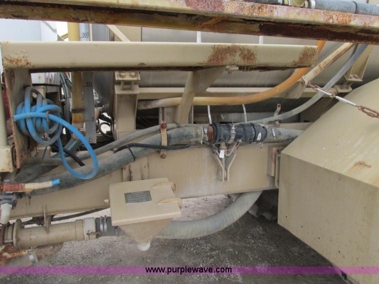 image for item R9459 1995 Tyler 3275 self-propelled sprayer