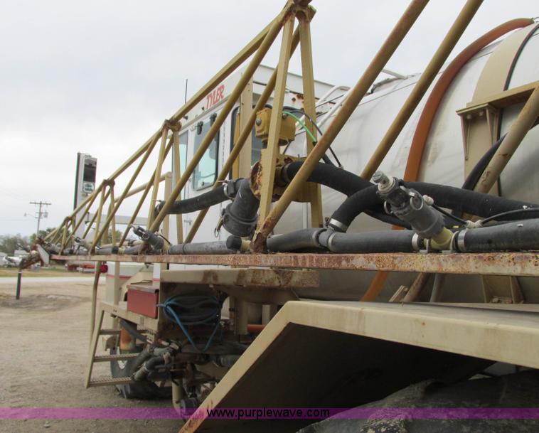 image for item R9459 1995 Tyler 3275 self-propelled sprayer