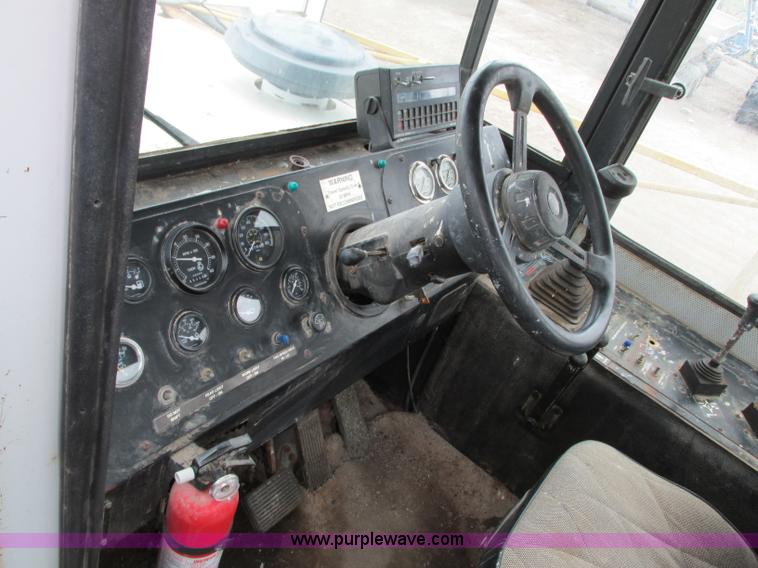 image for item R9459 1995 Tyler 3275 self-propelled sprayer