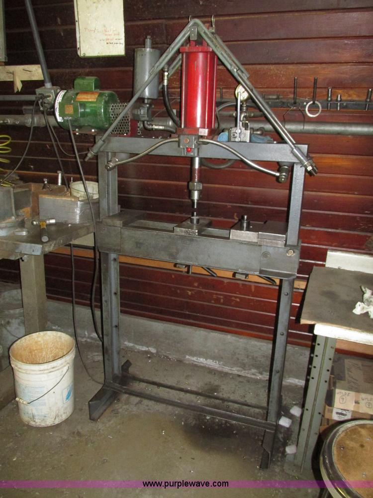 image for item AV9062 Hydraulic press