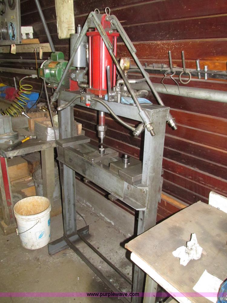 image for item AV9062 Hydraulic press