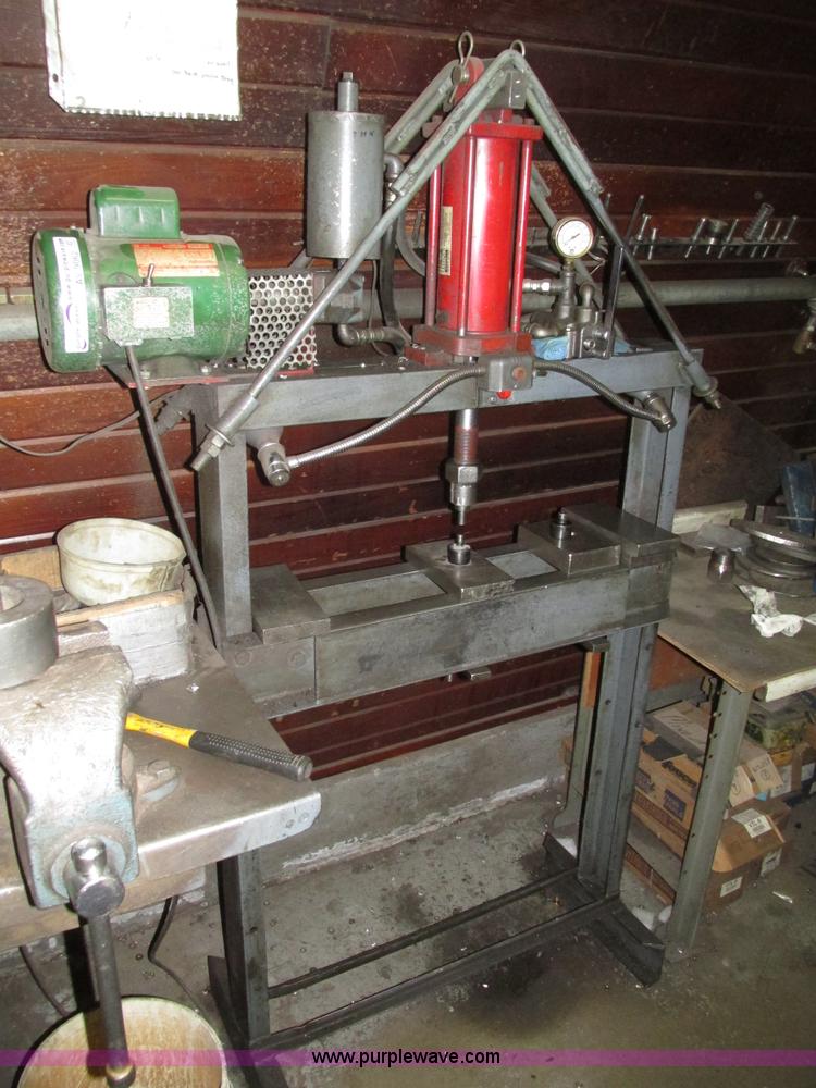 image for item AV9062 Hydraulic press