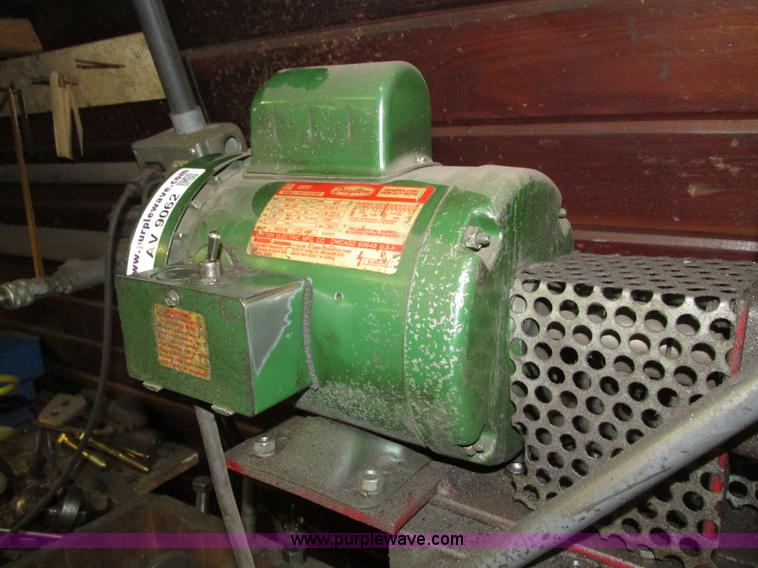 image for item AV9062 Hydraulic press