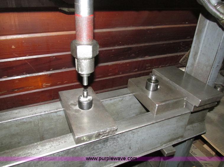 image for item AV9062 Hydraulic press