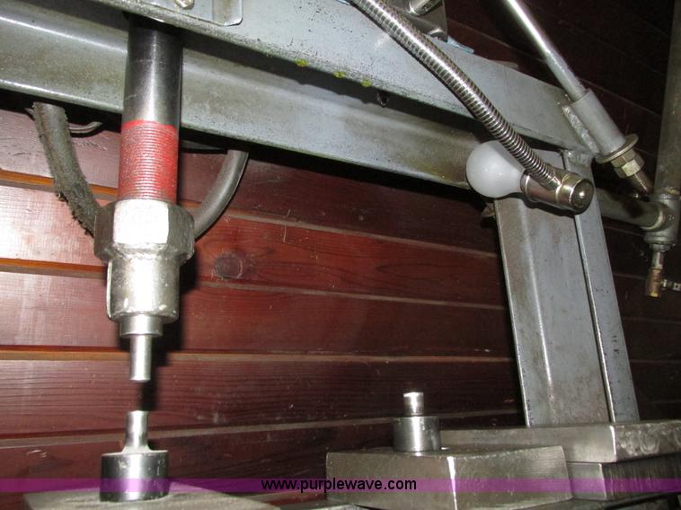 image for item AV9062 Hydraulic press