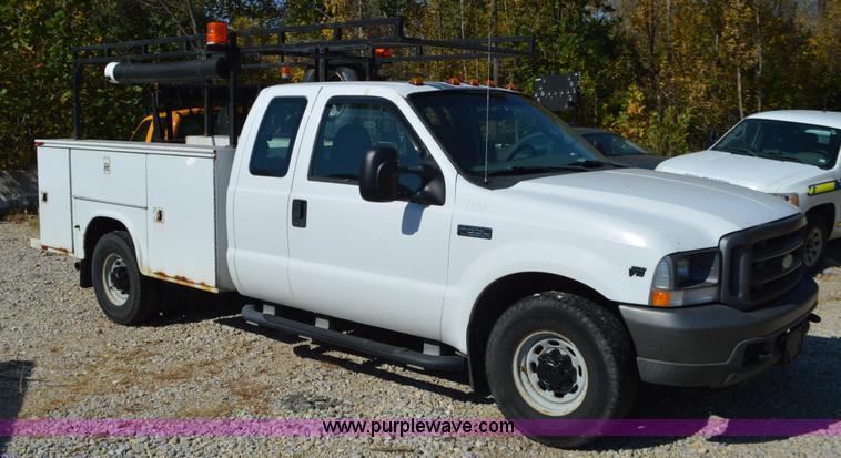 image for item BR9842 2004 Ford F350 Super Duty SuperCab utility truck