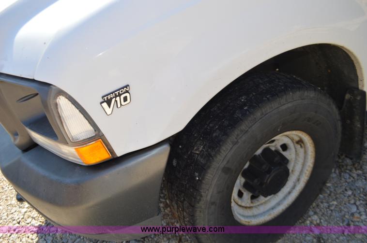 image for item BR9842 2004 Ford F350 Super Duty SuperCab utility truck