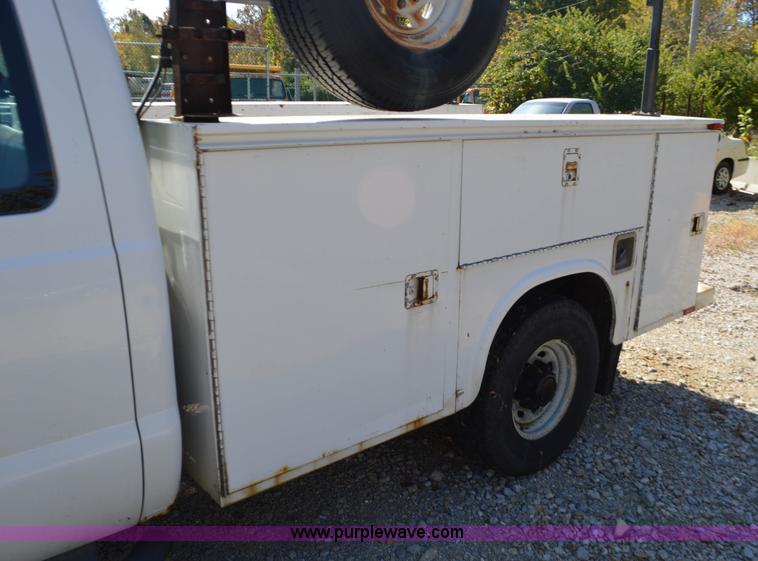 image for item BR9842 2004 Ford F350 Super Duty SuperCab utility truck